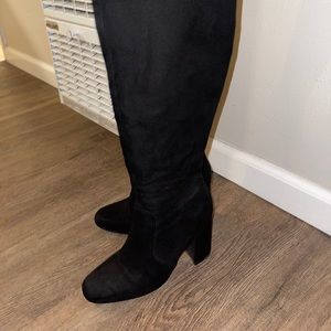 Women’s knee high high-heeled boots